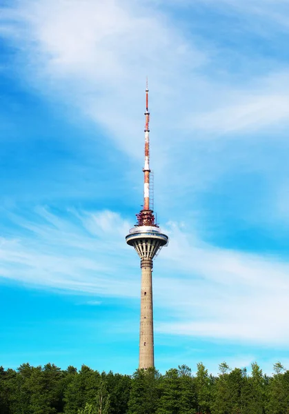 Tallinns Tv-torn över blå himmel. — Stockfoto