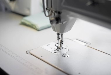 İşyerinde modern dikiş makinesi.