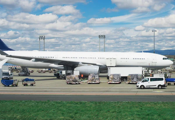 Aviones de carga están cargando en el aeropuerto . — Foto de Stock