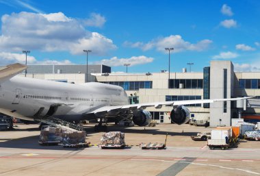 Havaalanında yolcu uçağı. Uçak bakım.