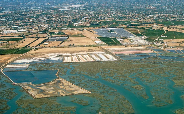 Výroba mořské soli v regionu Algarve, Portugalsko. — Stock fotografie