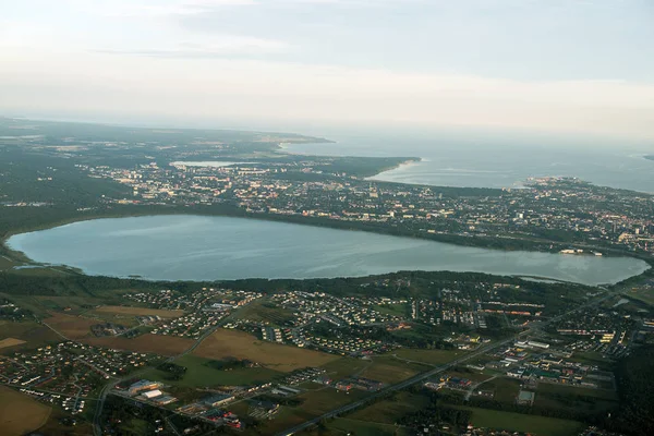 Vista dall'aereo verso il lago Ulemiste e il villaggio di Peetri . — Foto Stock