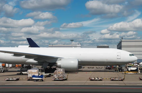 Kargo uçakları havaalanında yüklüyor.