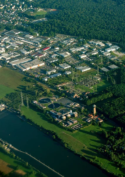 Vista aérea de la planta de tratamiento de aguas residuales y subestación eléctrica . — Foto de Stock