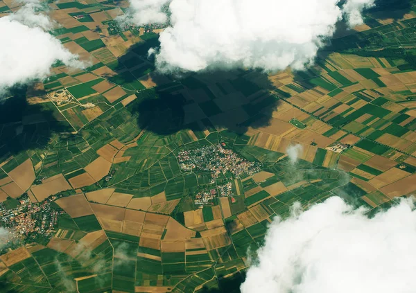 Belle grandi nuvole sopra il paesaggio rustico . — Foto Stock