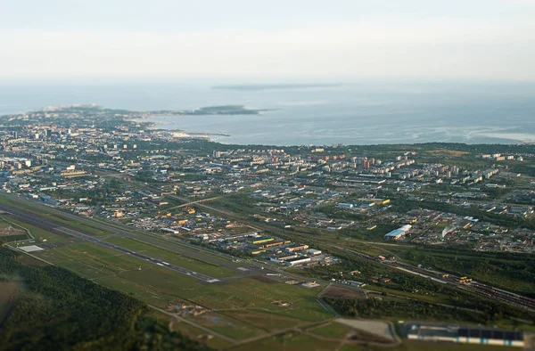 Widok z samolotu na lotnisko w Tallinie i dzielnicy Lasnamae. — Zdjęcie stockowe