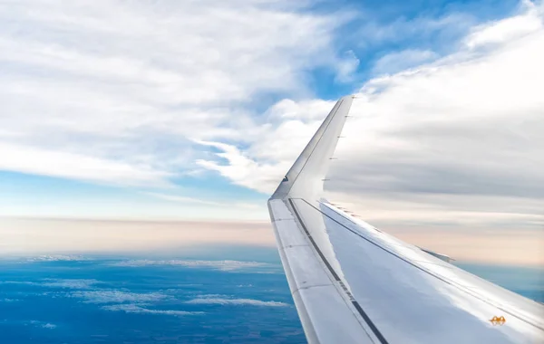 Flügel eines Flugzeugs, Blick aus dem Fenster. — Stockfoto