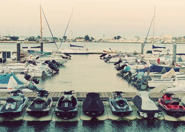 Many yachts and boats in the harbor. Vintage effect. — Stock Photo, Image