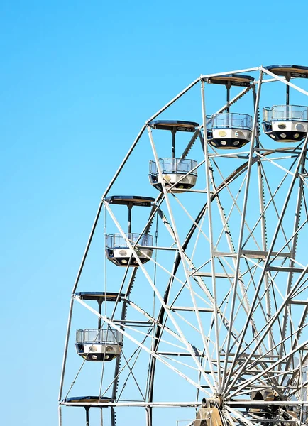 Ferris roue dans le parc municipal. — Photo