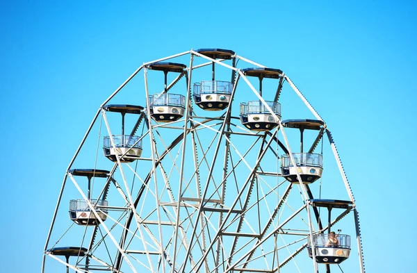 Τροχός Ferris στο πάρκο της πόλης. — Φωτογραφία Αρχείου