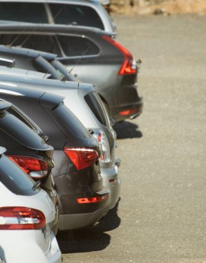 Çok araba otoparkta park etmiş.