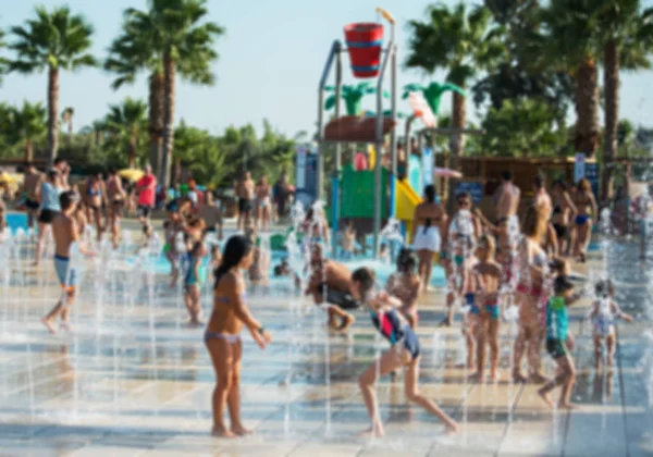 Eğleniyor aquapark çocuk. Bulanık resim.