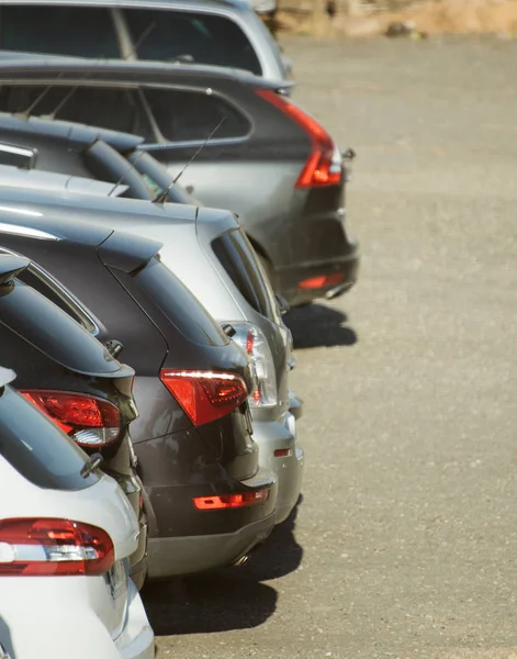 Viele Autos sind auf dem Parkplatz geparkt. — Stockfoto