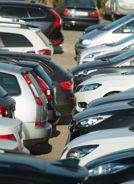 Spoustu aut jsou zaparkované na parkovišti. — Stock fotografie