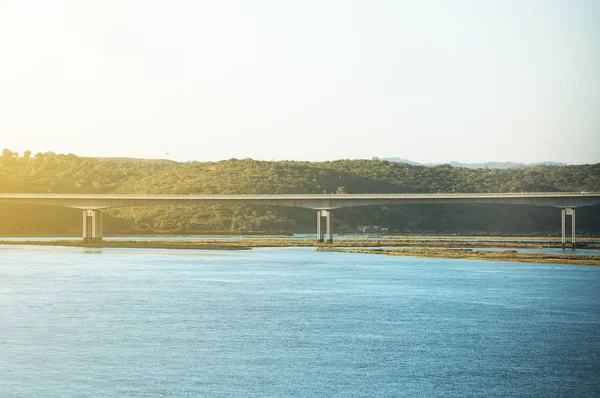 Portimao Arade nehirde otomobil köprüden.