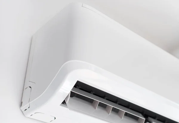 Airconditioner inverter gemonteerd op de muur. — Stockfoto