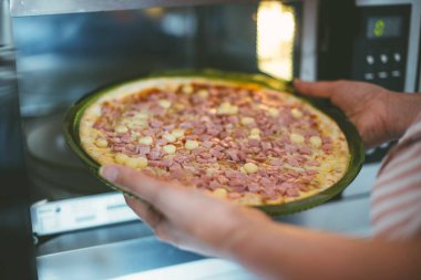 Pizza Hazırlama kadın bir mağaza satın aldı..