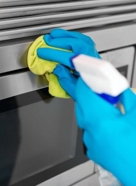 Ev temizliği. Kadın mikrodalga fırın silme.