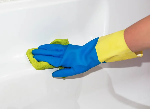 House cleaning. Woman cleaning a bathtub. — Stock Photo, Image