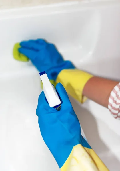 Limpieza de casas. Mujer limpiando un baño . — Foto de Stock