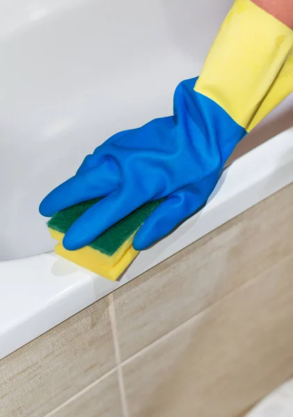 Limpieza de casas. Mujer limpiando un baño . —  Fotos de Stock