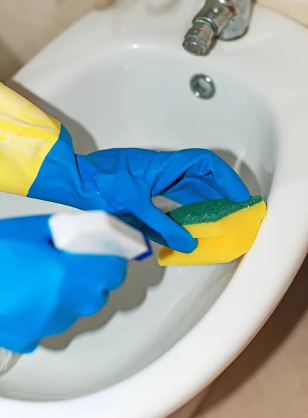Limpieza de casas. Mujer bidet de limpieza en el baño . — Foto de Stock