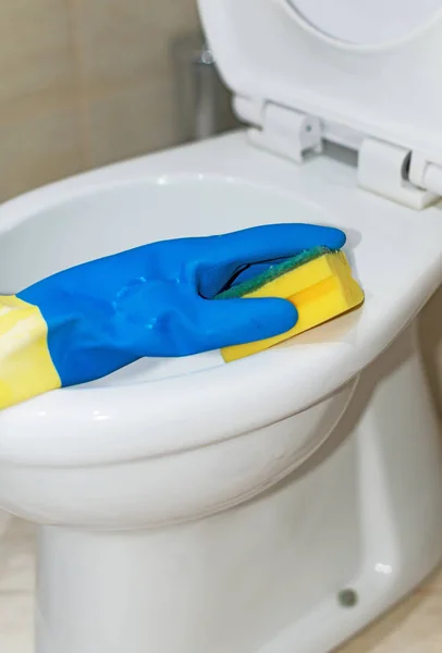 Huis schoonmaken. Vrouw schoonmaken van het toilet in de badkamer. — Stockfoto