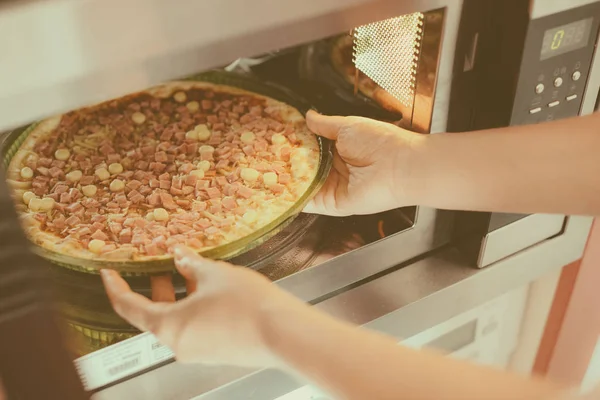 Pizza Hazırlama kadın bir mağaza satın aldı..