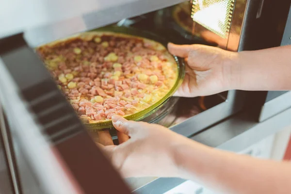 Nő a boltban vásárolt pizza előkészítése. — Stock Fotó