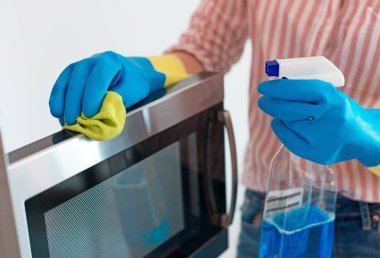 Ev temizliği. Kadın mikrodalga fırın silme.