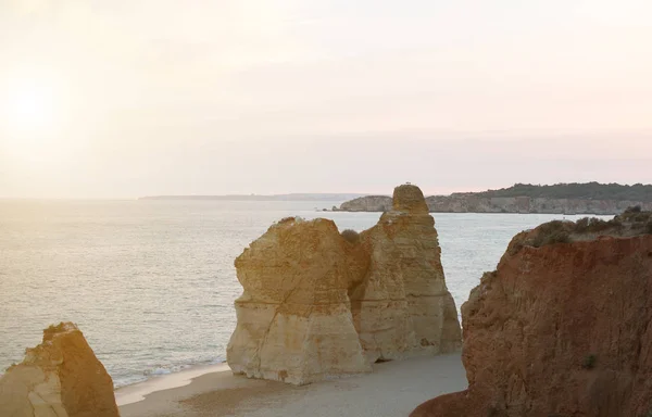 Beau coucher de soleil sur la baie de Portimao, Portugal . — Photo