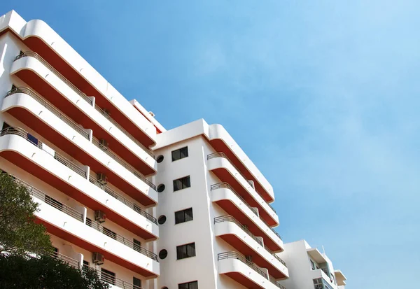 Appartementengebouw in stad in Portimao, Portugal. — Stockfoto