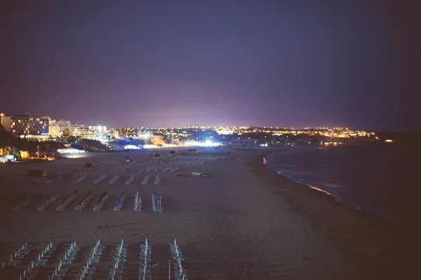 Noční pláž v Portimao, Portugalsko. — Stock fotografie