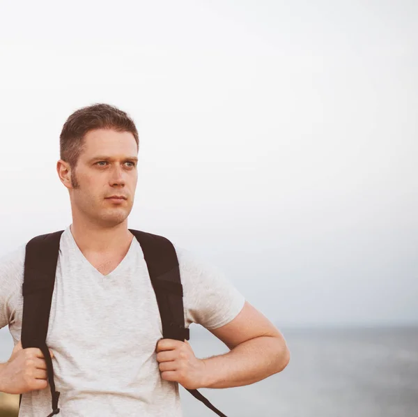 Bonito turista masculino com mochila. Espaço para texto . — Fotografia de Stock