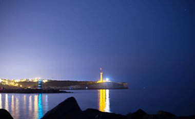 Deniz feneri gece Portimao, Portekiz.