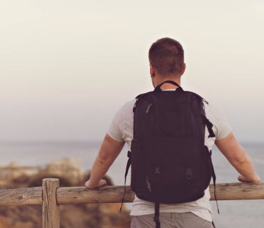 Okyanusa seyir sırt çantası ile erkek turist.