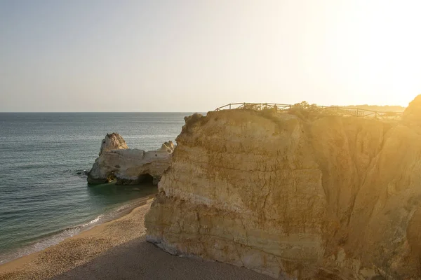 Bella spiaggia rocciosa vicino all'oceano . — Foto stock gratuita