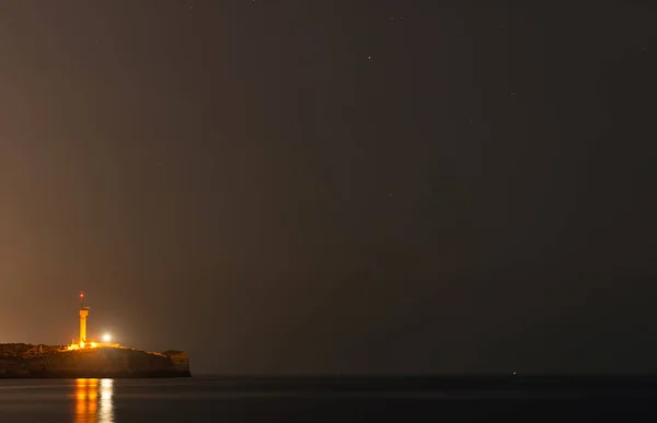 Latarnia morska w nocy w Portimão, Portugal. — Zdjęcie stockowe