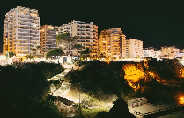 Stone strand met hotels. Praia da Rocha. — Stockfoto