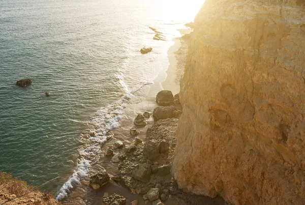 Belle plage de rochers près de l'océan . — Photo