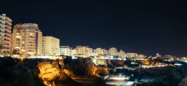 Praia de pedra com hotéis. Praia da Rocha . — Fotografia de Stock