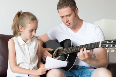 Baba ve kızı bir şarkı gitar yazmak.