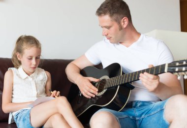 Baba ve kızı bir şarkı gitar yazmak.