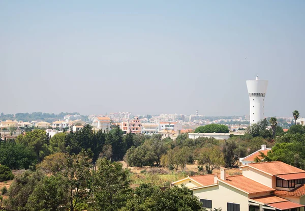 Smog pokrycie miasta Portimao w Portugalii. — Zdjęcie stockowe