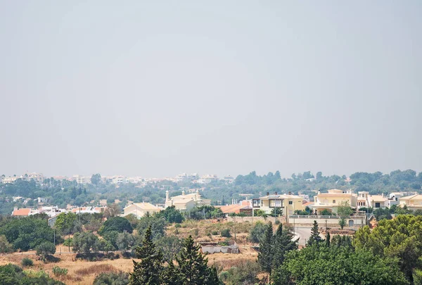 Le smog recouvre la ville de Portimao au Portugal . — Photo