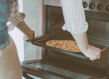 Pizza Hazırlama kadın bir mağaza satın aldı..