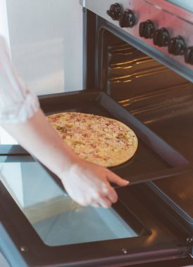 Pizza Hazırlama kadın bir mağaza satın aldı..