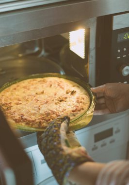 Pizza Hazırlama kadın bir mağaza satın aldı..