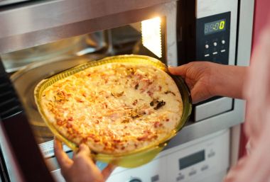 Pizza Hazırlama kadın bir mağaza satın aldı..
