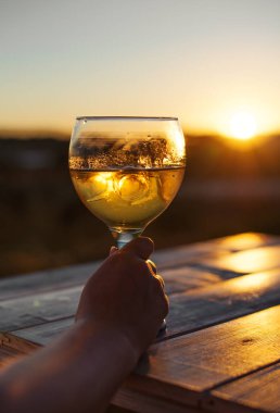 Sunset bulvarında beyaz şarap içme kadın soğutmalı.